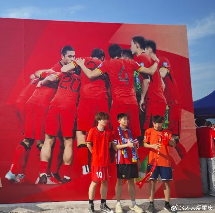 足球比赛现场气氛火爆，球迷热情高涨的简单介绍